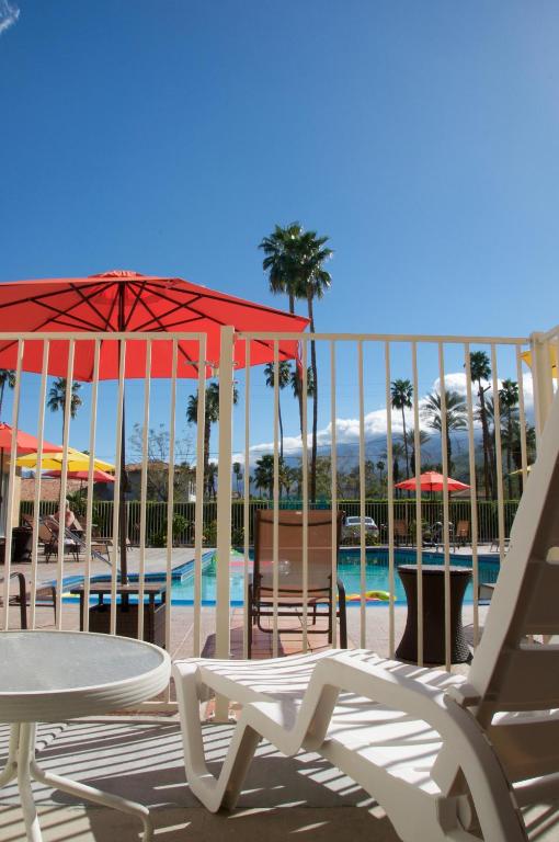 Bazén v ubytování Delos Reyes Palm Springs nebo v jeho okolí