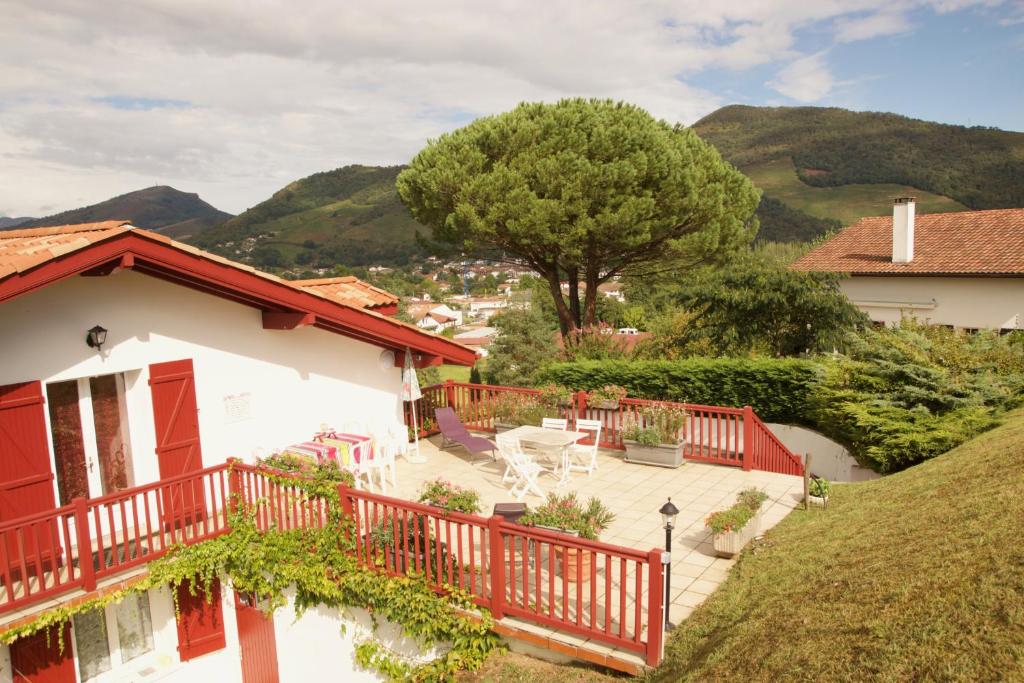 Vista generica sulle montagne o vista sulle montagne dall'interno del bed & breakfast