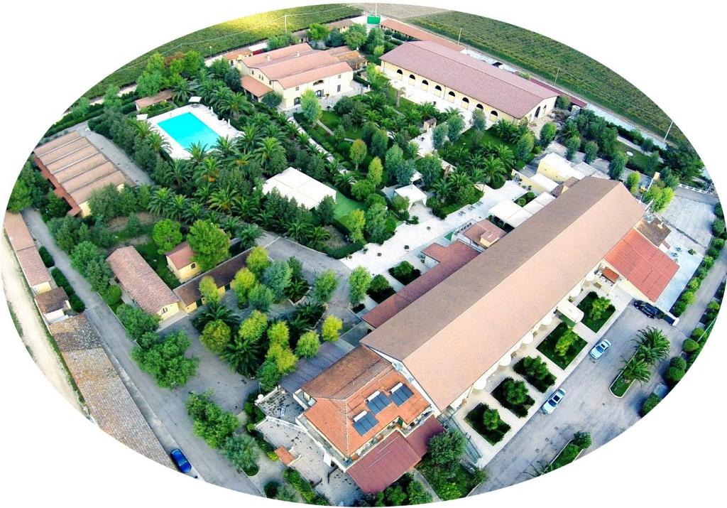 un modelo de casa con piscina y árboles en Hotel Tenuta San Francesco, en Barletta