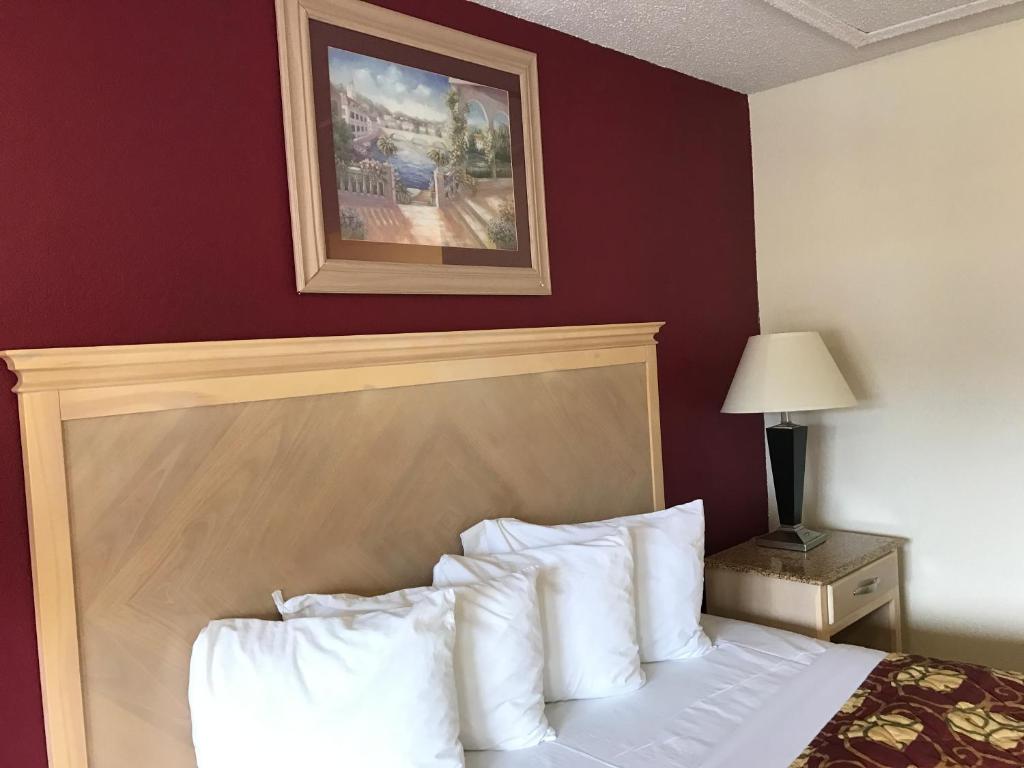Postel nebo postele na pokoji v ubytování Crystal Inn and Suites