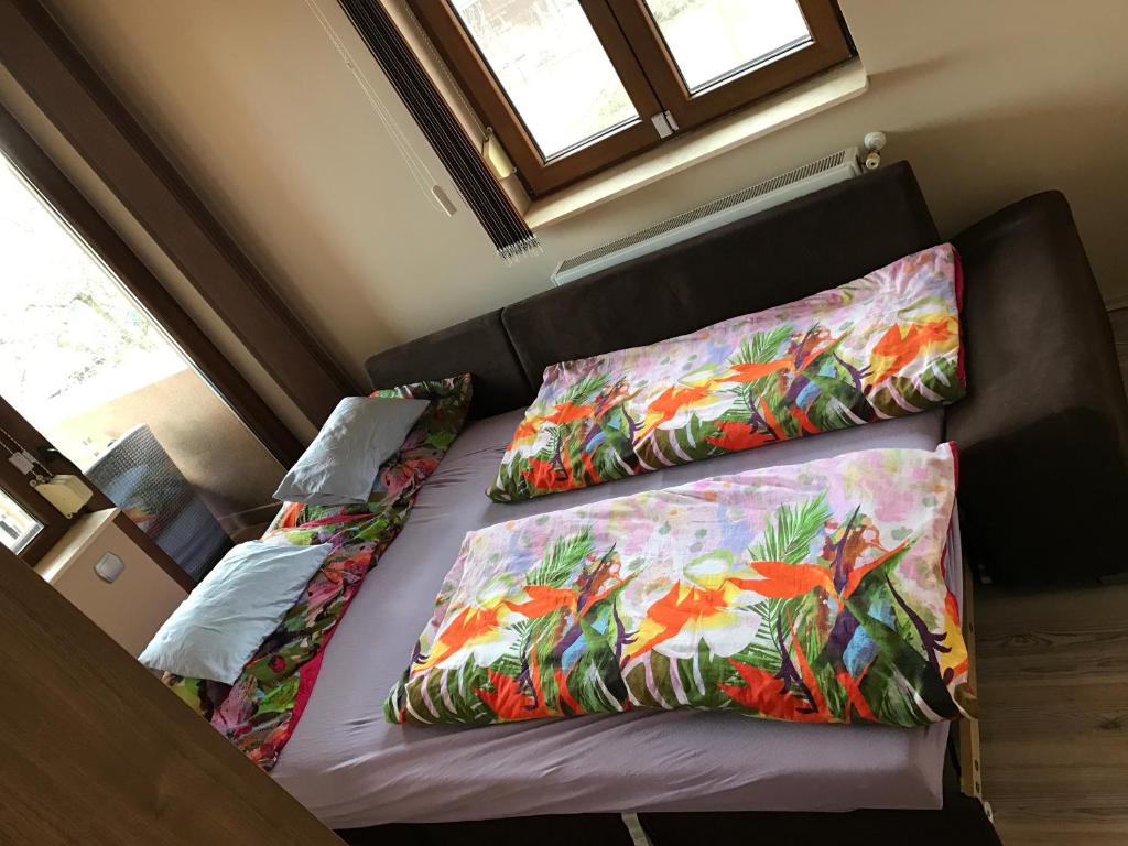 ケストヘイにあるKira Apartmanの- ベッド1台の枕2つ