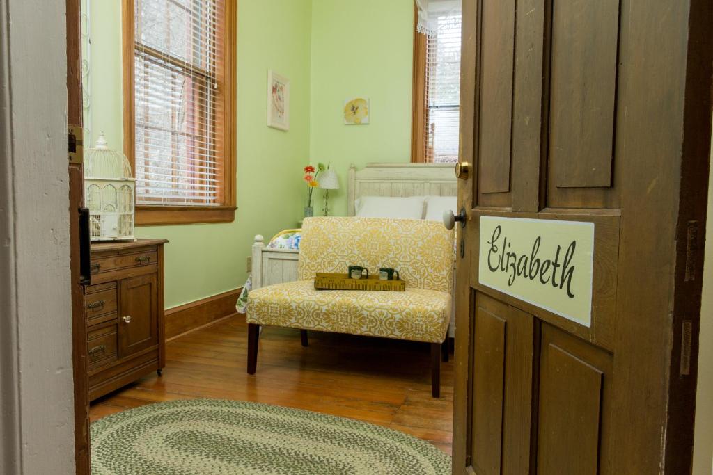 Farmers Guest House - Room Queen (Elizabeth)