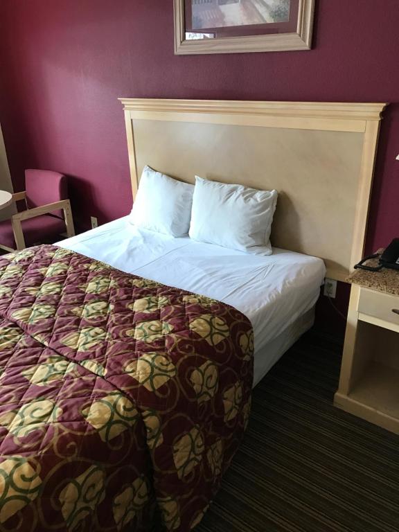 Postel nebo postele na pokoji v ubytování Crystal Inn and Suites