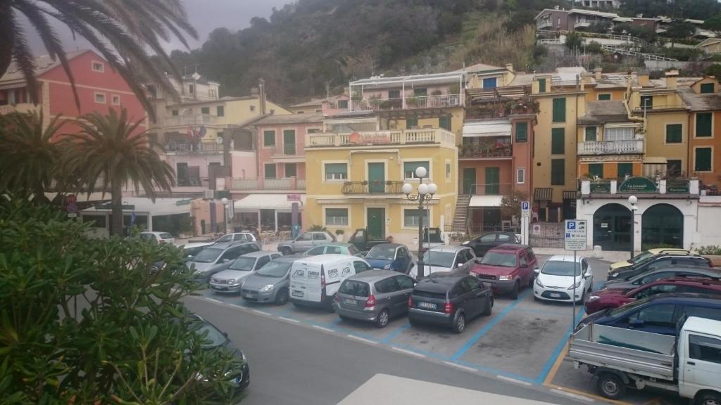 Ein Haufen Autos, die auf einem Parkplatz geparkt sind. in der Unterkunft Affittacamere Villa Giulia in Moneglia