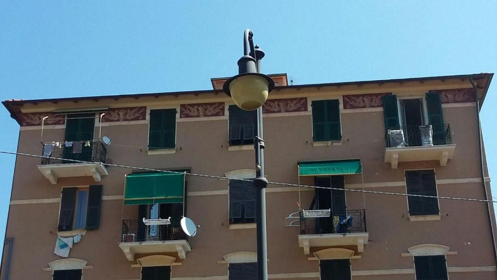 eine Straßenlaterne vor einem Gebäude mit Fenstern in der Unterkunft La Muraria in Monterosso al Mare