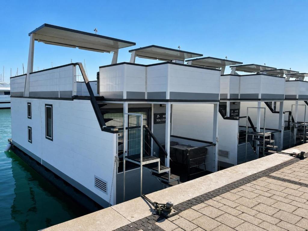 Dream houseboat with sea view and hot tub