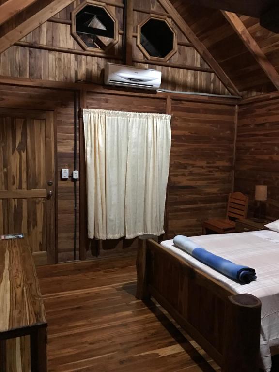 Postel nebo postele na pokoji v ubytování Hotel Cabanas La Teca
