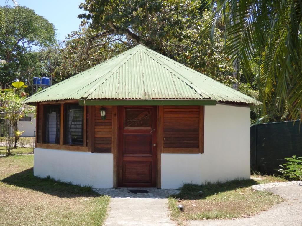 un piccolo edificio con una porta e un tetto di Corcovado Beach Lodge a Puerto Jiménez