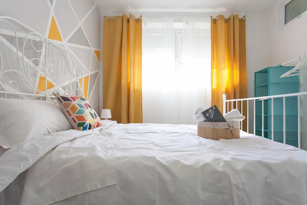 Llit o llits en una habitació de Colors Apartment
