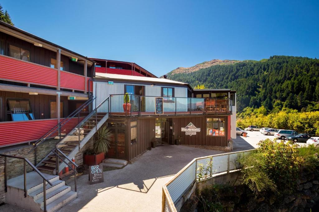 un edificio con escalera y aparcamiento en Reavers Lodge en Queenstown