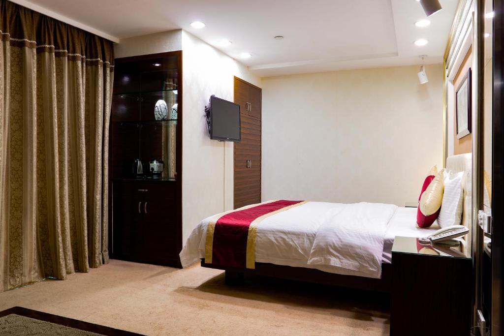 Postel nebo postele na pokoji v ubytování New World Hotel