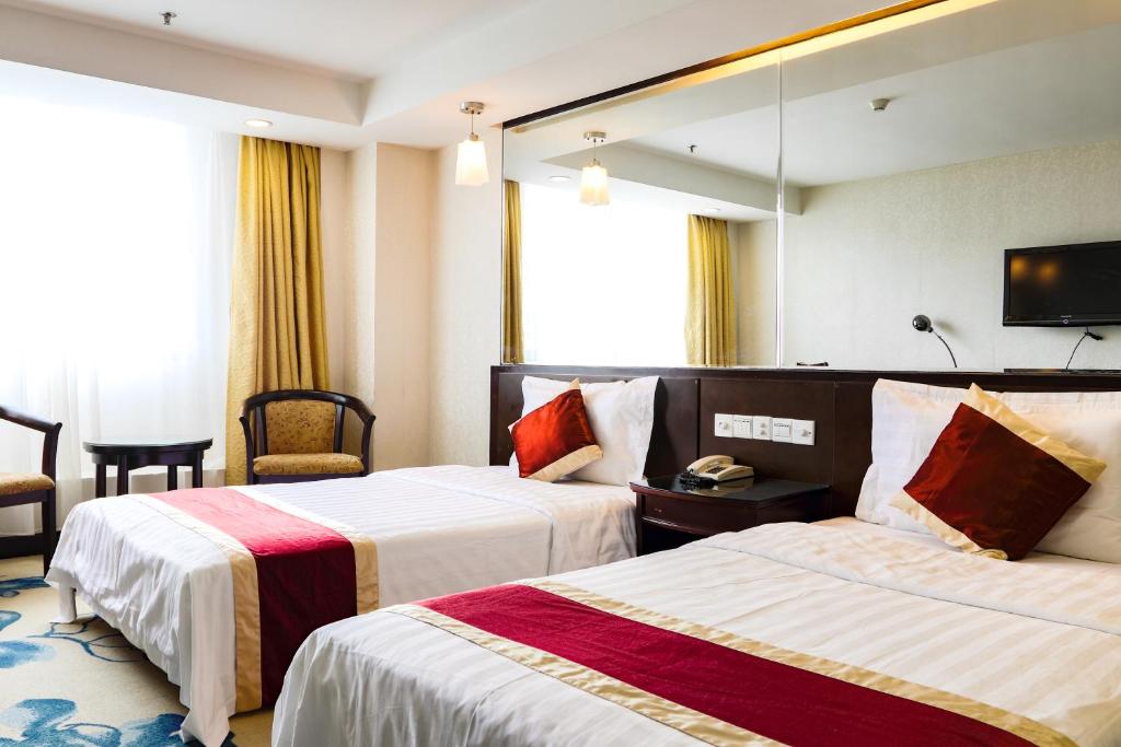 Postel nebo postele na pokoji v ubytování New World Hotel