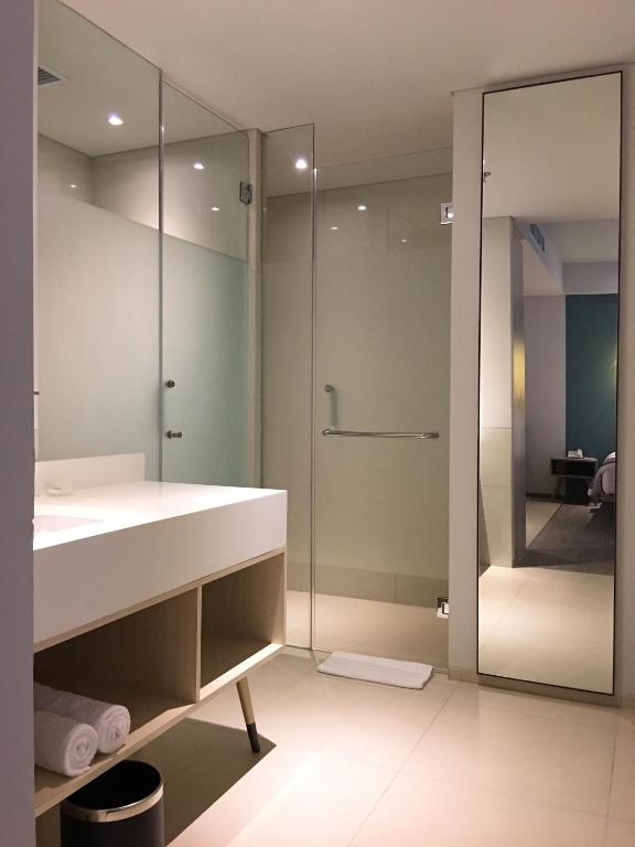 Koupelna v ubytování La Lisa Hotel Surabaya