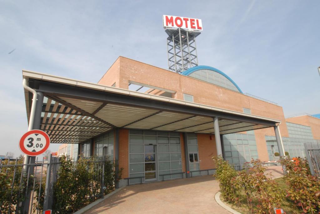 a building with a motel sign on top of it at Hotel Motel 2 in Castel San Giovanni