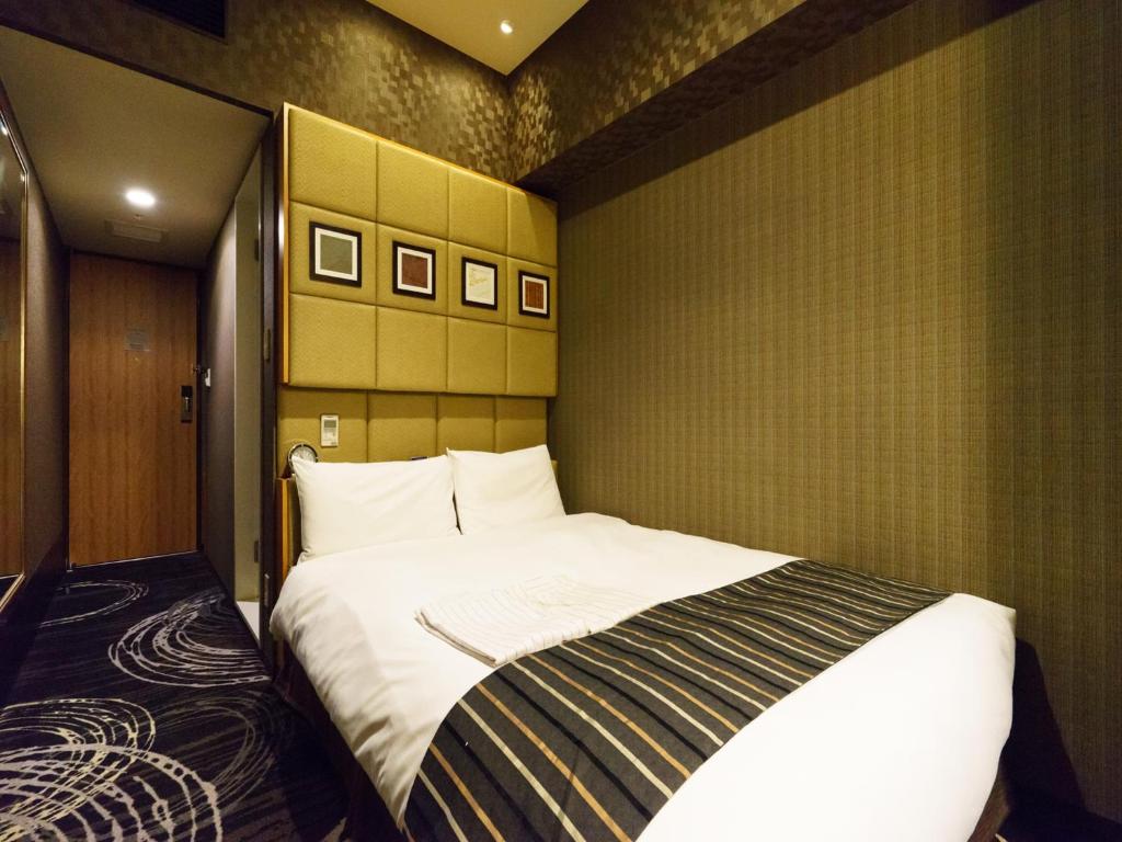 a bedroom with a large bed in a room at Sotetsu Fresa Inn Higashi Shinjuku in Tokyo