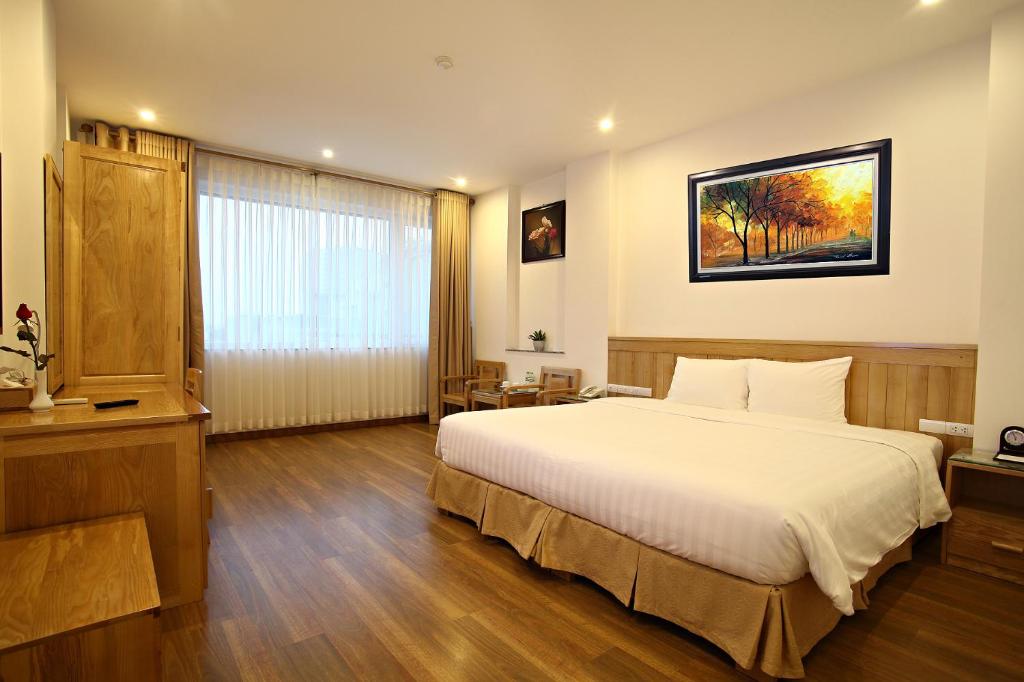 Postel nebo postele na pokoji v ubytování Blue Hanoi Hotel