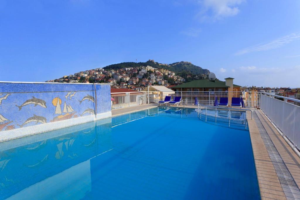 a large swimming pool on top of a building at Kleopatra Aytur Apart Hotel in Alanya