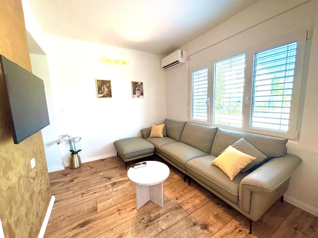 City 3 bedroom beach apartment with parking