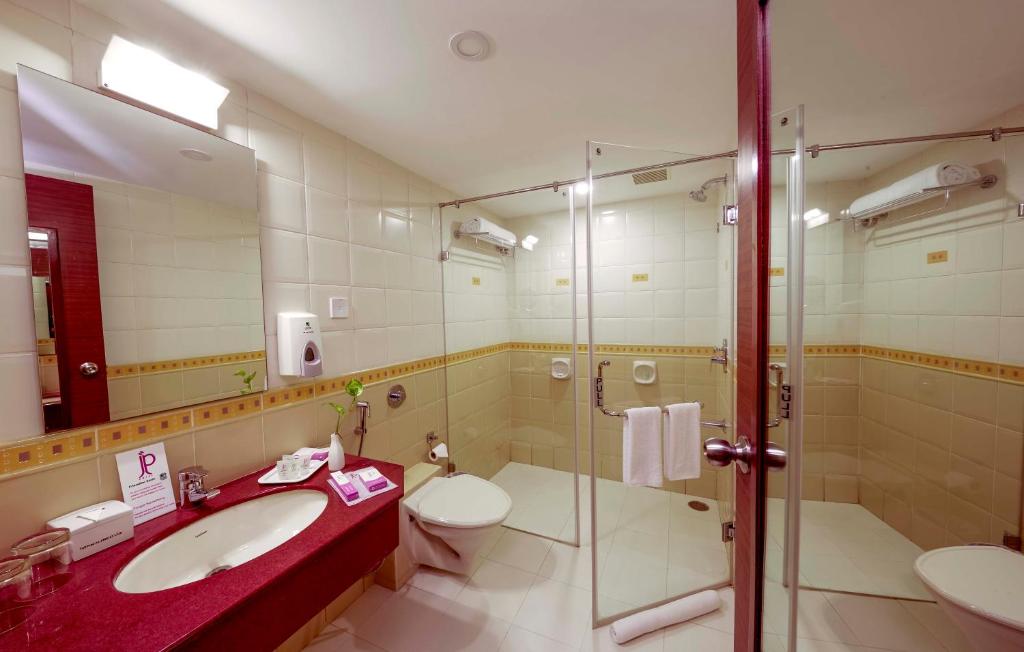 Koupelna v ubytování JP Chennai Hotel