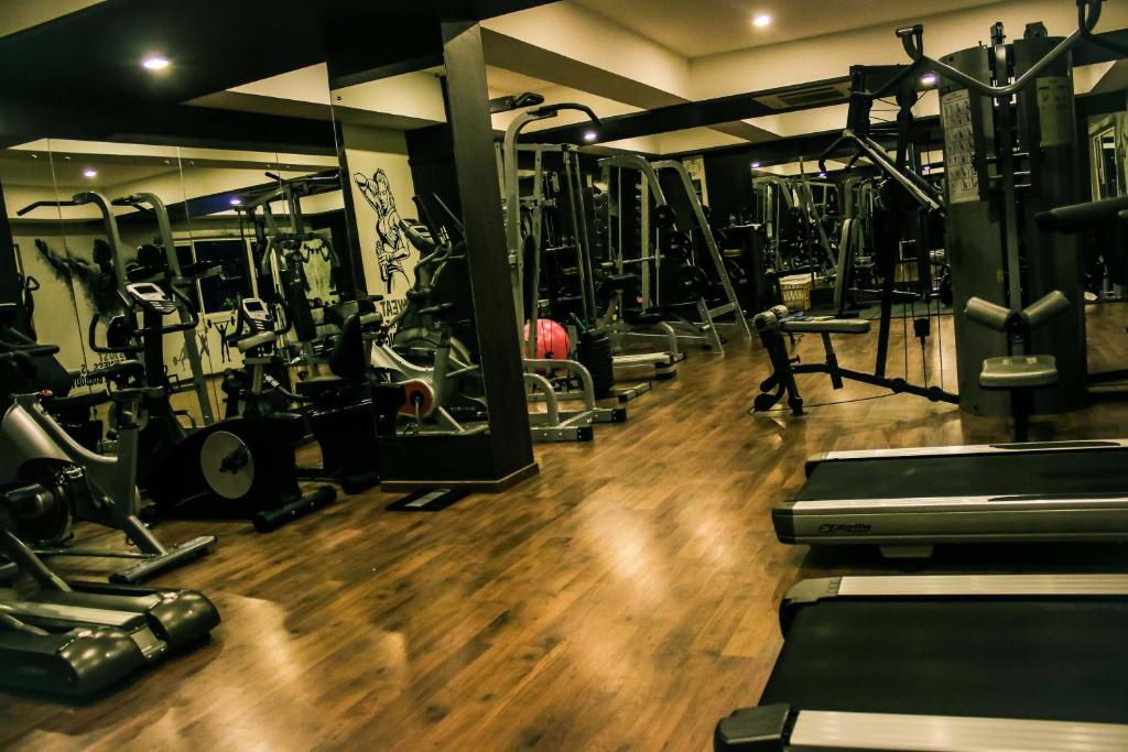 Fitness centrum a/nebo fitness zařízení v ubytování JP Chennai Hotel