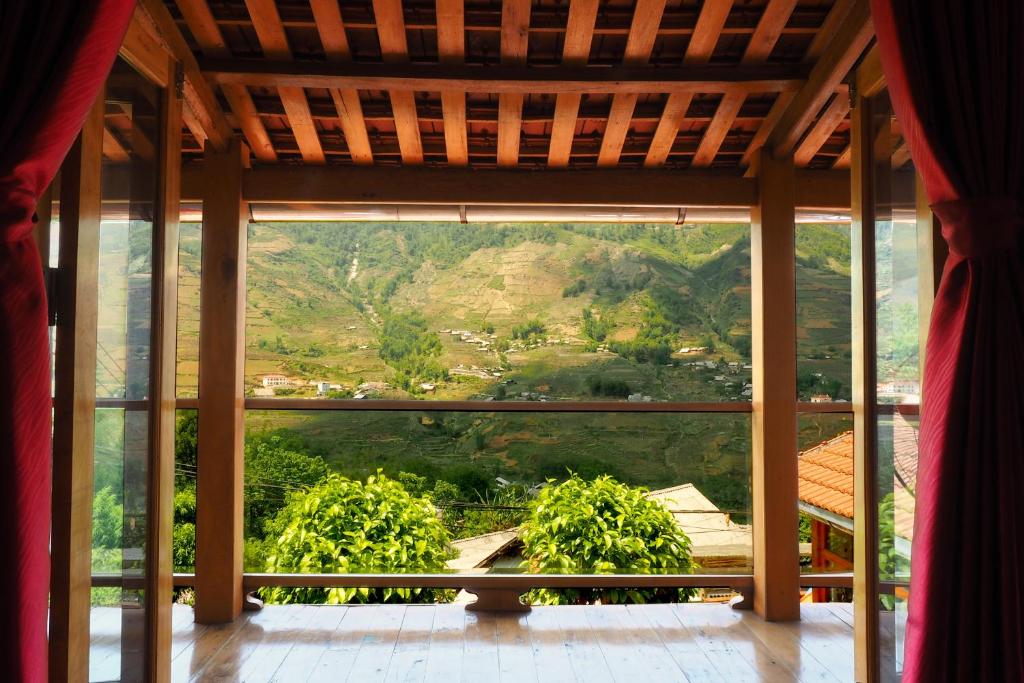 Habitación con ventana y vistas a la montaña. en Luckydaisy Buffalo House, en Sa Pa