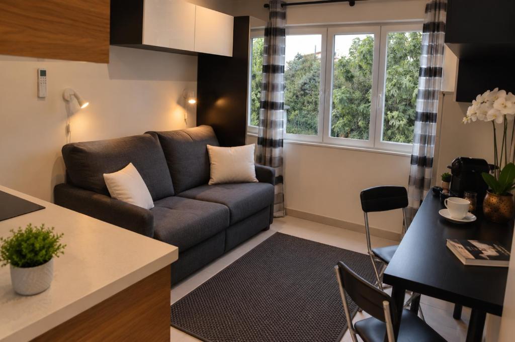 Studette Cannes Croisette Martinez Area