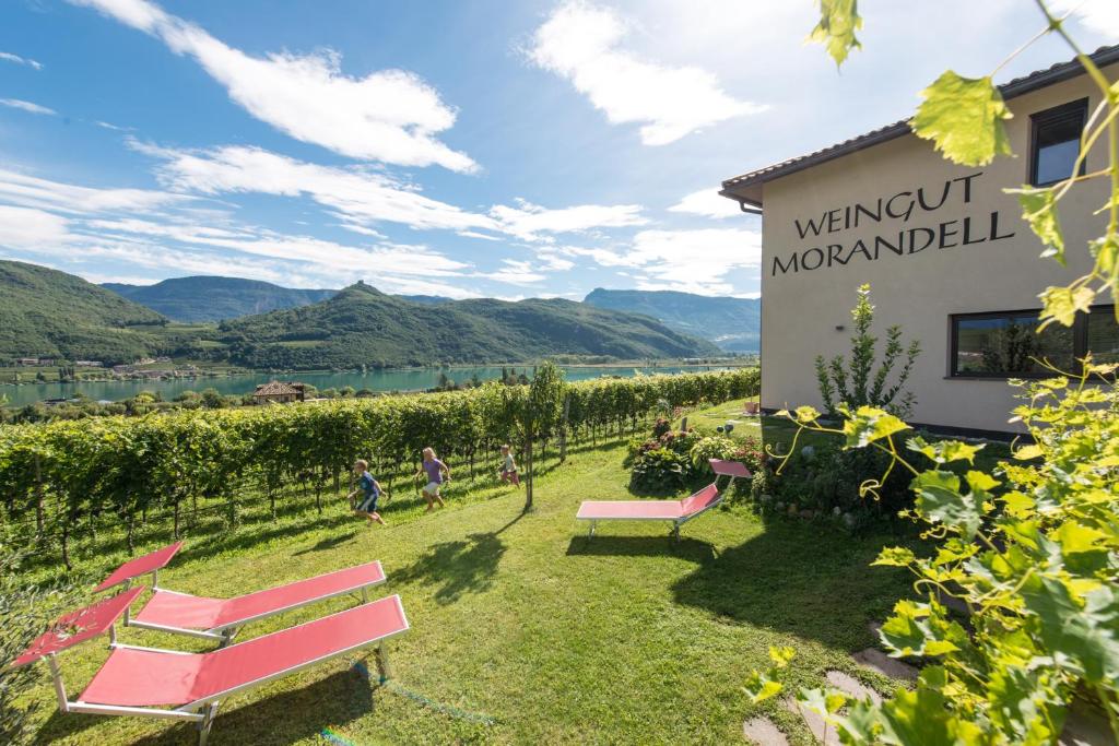 un signe pour le vignoble dans une cave avec bancs dans l'établissement Weingut Morandell, à Caldaro