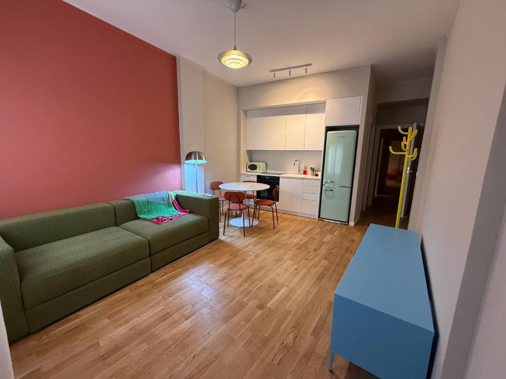 2 Bedroom 2 Bath Apartment 5min from Kypseli square