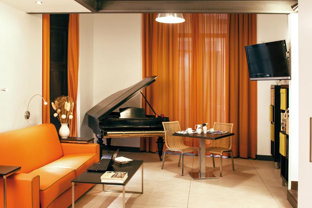 ナポリにあるレジデンツァ　ピッツァファルコーネのリビングルーム(ピアノ、テーブル付)