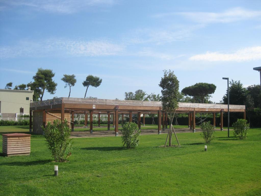 Um jardim em Eliopoli Beach Hostel & Restaurant