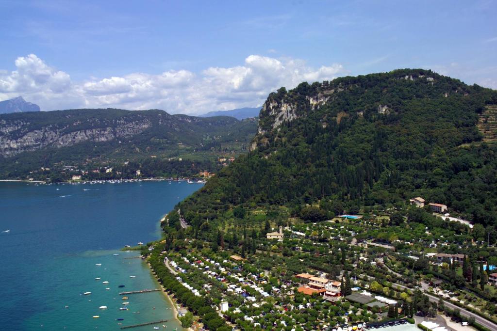 eine Luftansicht einer Stadt neben einem Wasserkörper in der Unterkunft La Rocca Camping Village in Bardolino