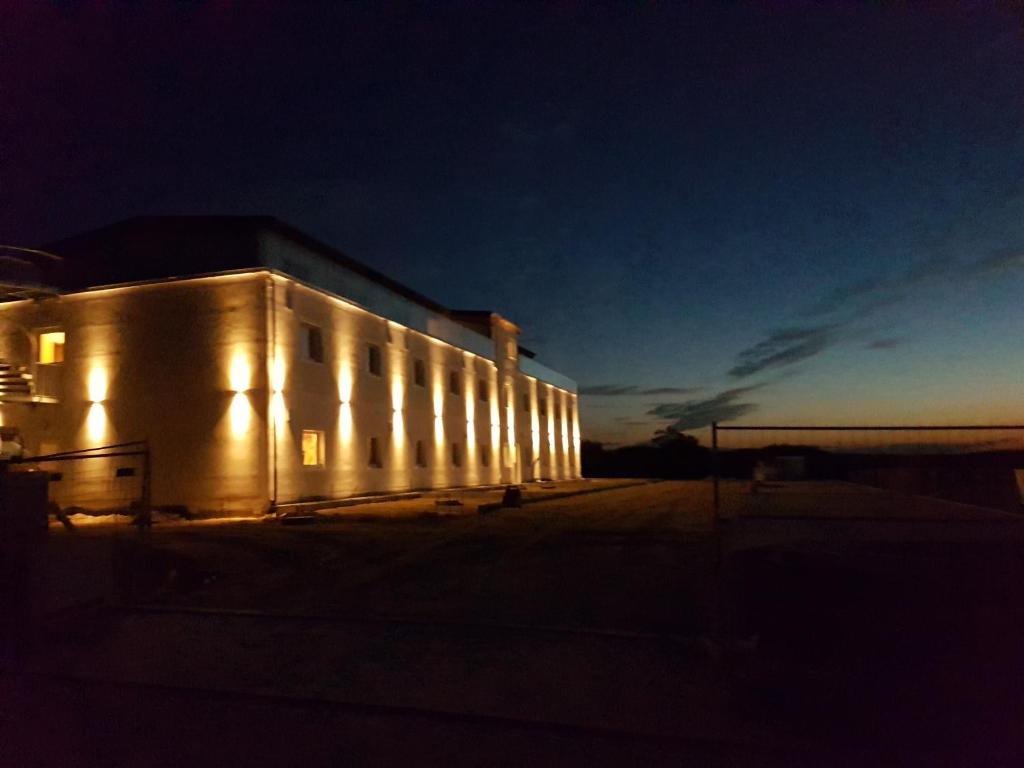 ein Gebäude mit Lichtern an der Seite in der Nacht in der Unterkunft Pension RoBi in Harthofen