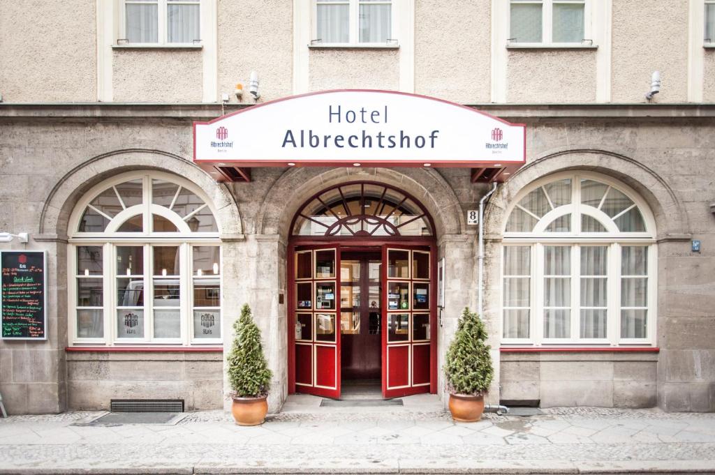 ein Hotelgebäude mit einer roten Tür in der Unterkunft martas Hotel Albrechtshof Berlin in Berlin