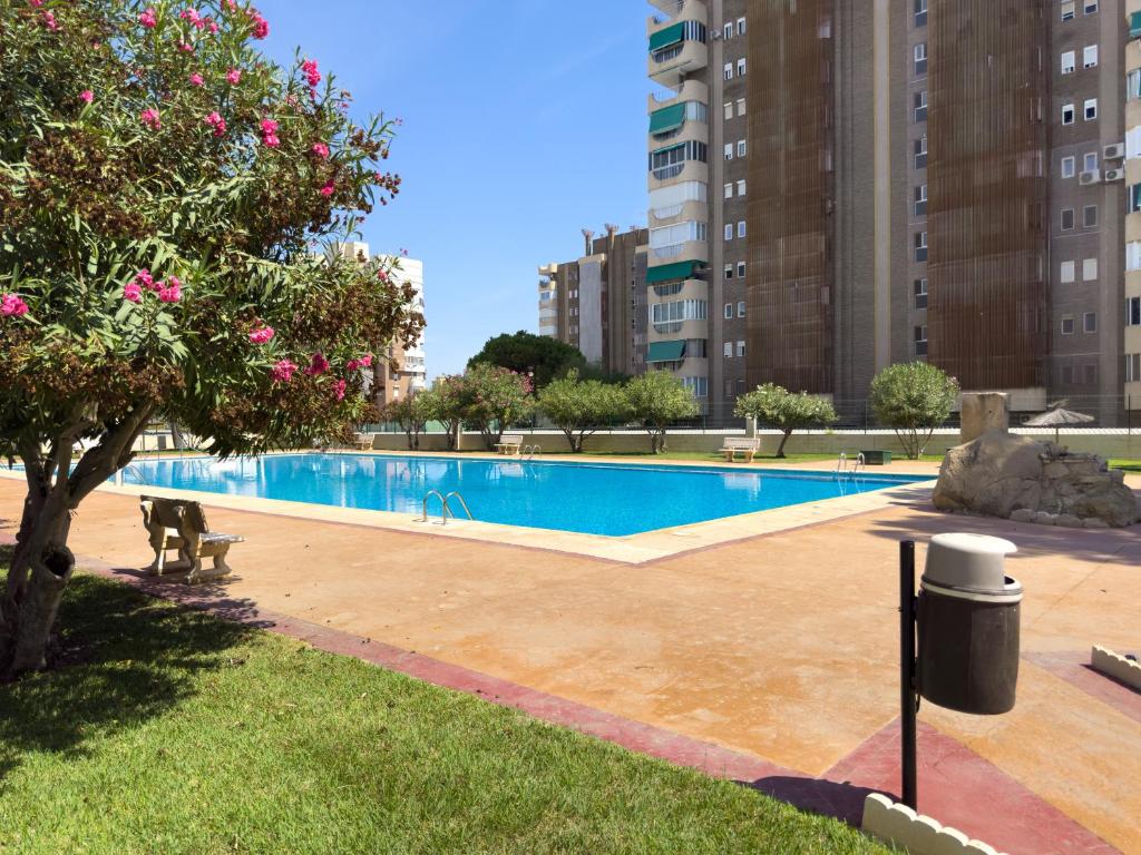 Apartamento San Juan Playa con piscina, zonas verdes y pistas deportivas