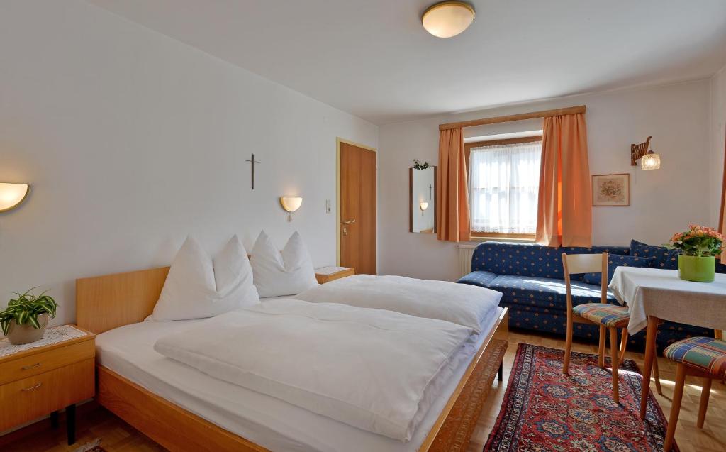 Postel nebo postele na pokoji v ubytování Gästehaus Elfriede