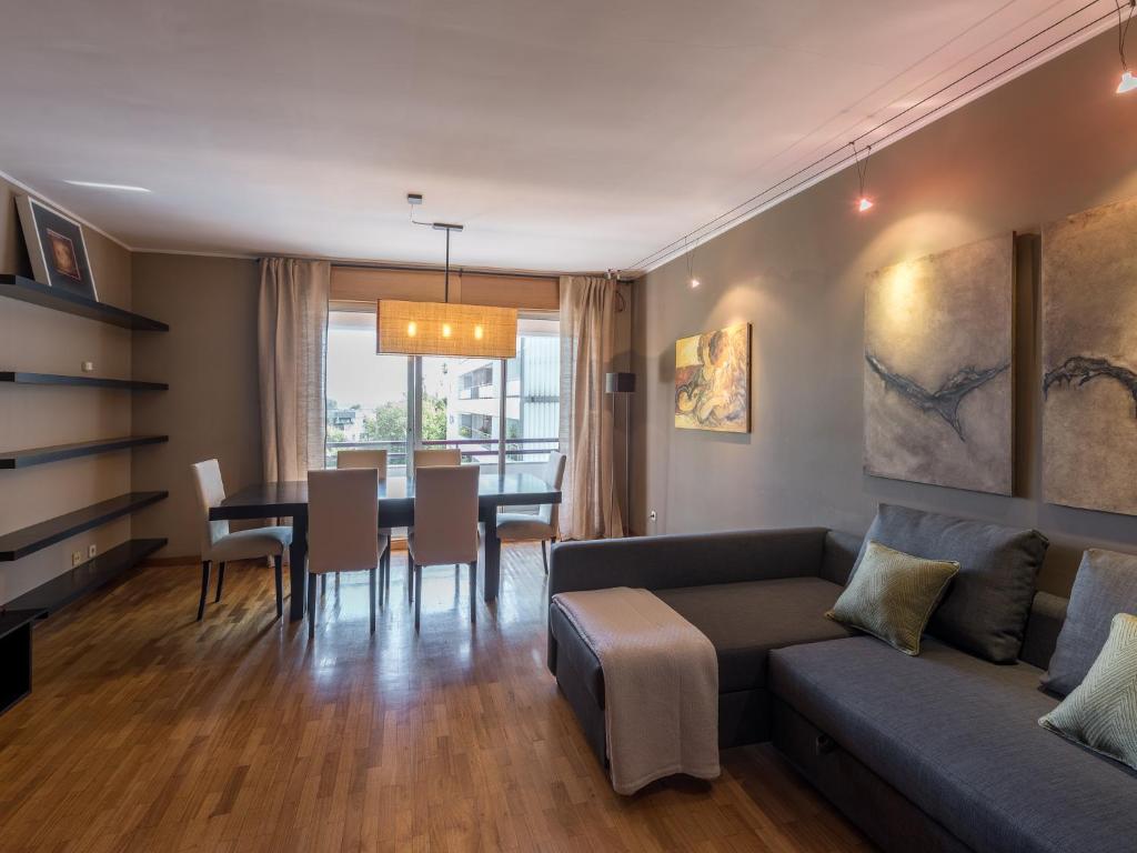 sala de estar con sofá y mesa en Porto River View Apartment, en Oporto