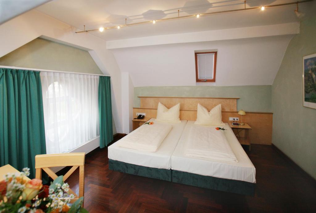 Postel nebo postele na pokoji v ubytování Hotel Hoepfner Burghof