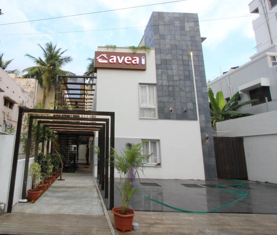 een gebouw met een bord aan de zijkant bij Avea Accommodation in Madurai