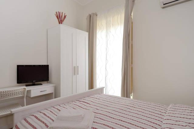 NaroにあるCasa nel Baroccoの白いベッドルーム(ベッド1台、テレビ付)