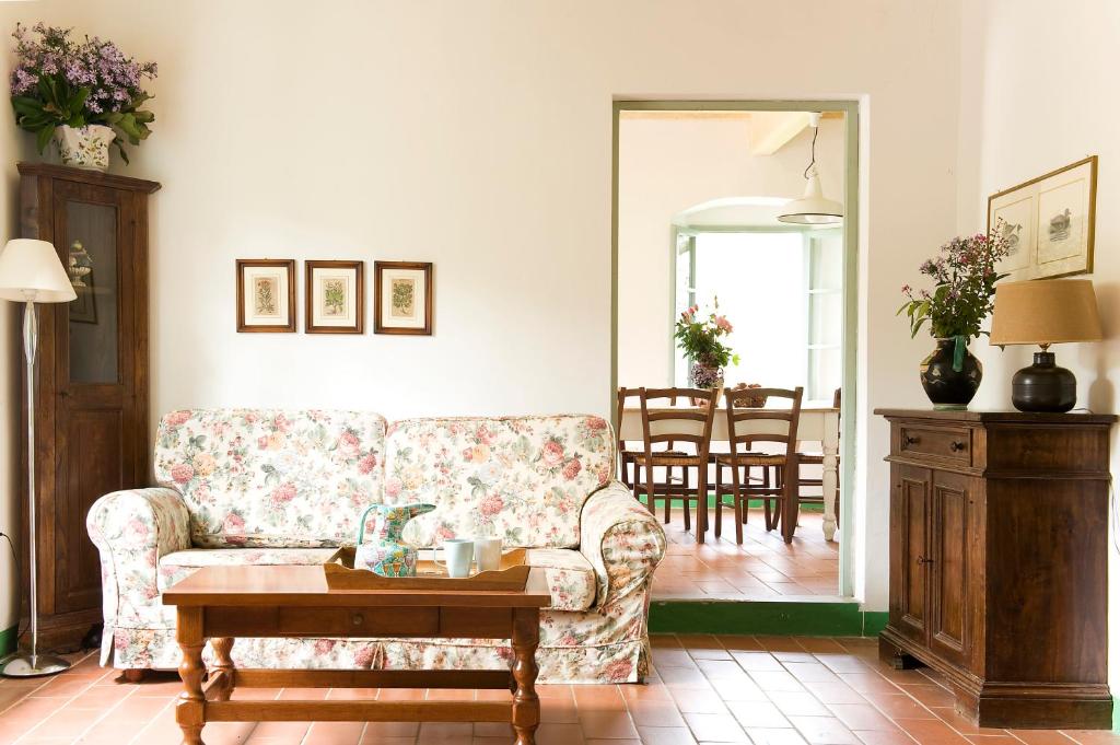 Bucine的住宿－Fattoria Casabianca，客厅配有沙发和桌子