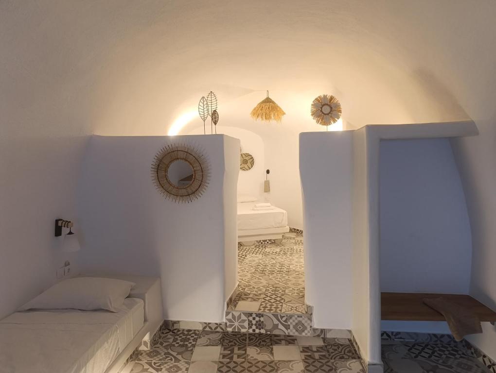 Fira Cave Traditional