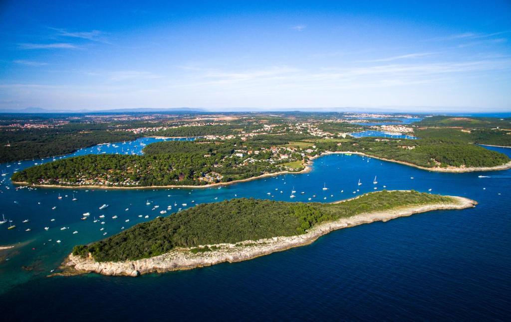 een luchtzicht op een eiland in het water bij Arena Indije Mobile Homes in Pula