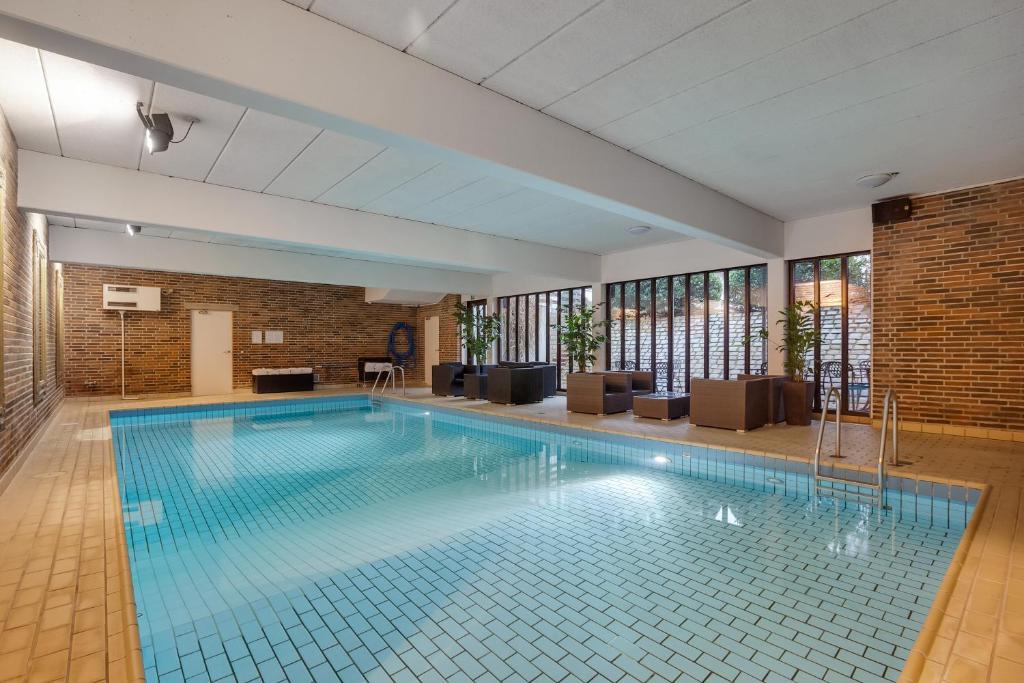 Bazén v ubytování Hotel Kryb I Ly Kro nebo v jeho okolí