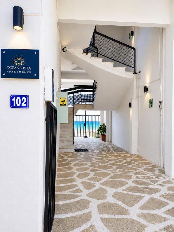 OCEAN VISTA Beachfront Apartment Near Airport-B3