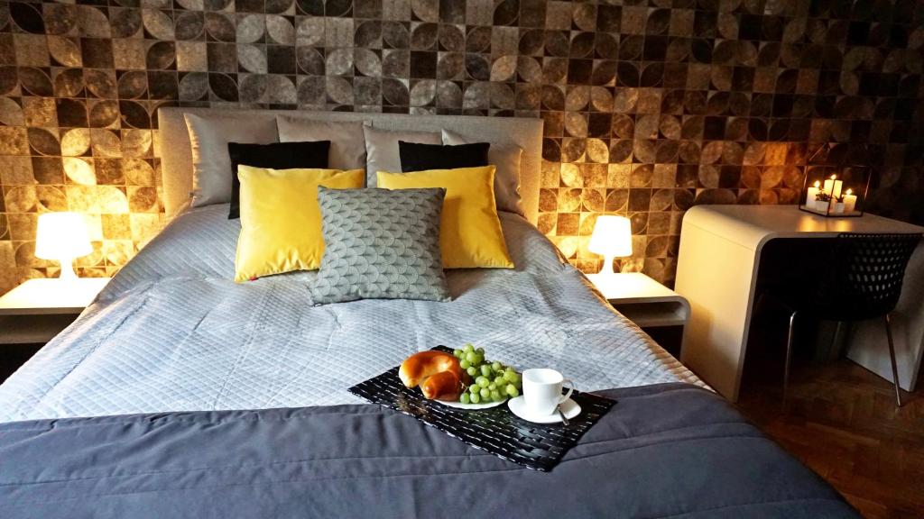 - un lit avec un plateau de fruits dans l'établissement DK Apartament Grunwaldzki, à Olsztyn
