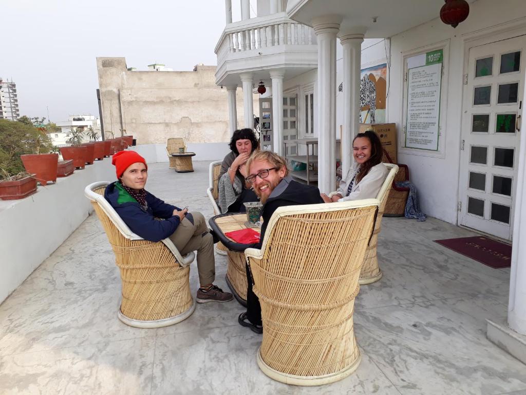 een groep mensen die in stoelen op een patio zitten bij Jaipur Sundeck in Jaipur