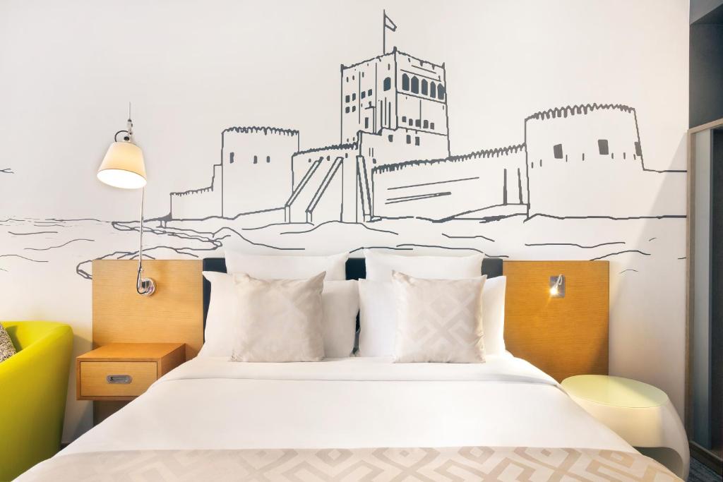 Postel nebo postele na pokoji v ubytování Mercure Sohar