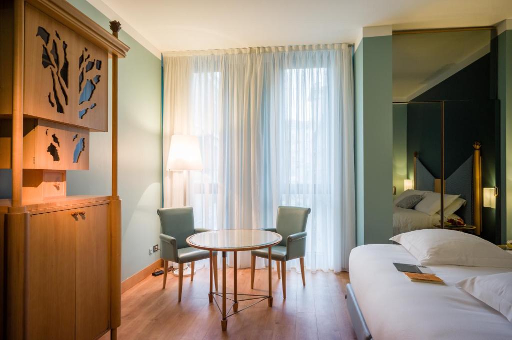 Postel nebo postele na pokoji v ubytování Hotel Spadari Al Duomo