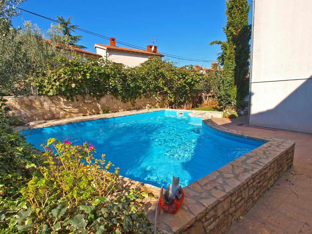una piscina en el patio trasero de una casa en Apartments Prostin 772 en Fažana