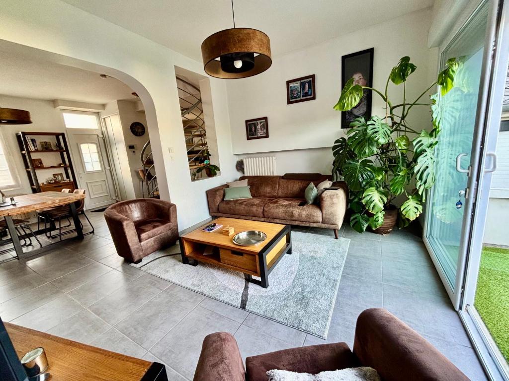Agréable maison de ville avec jardin et parking privés, située près de la gare